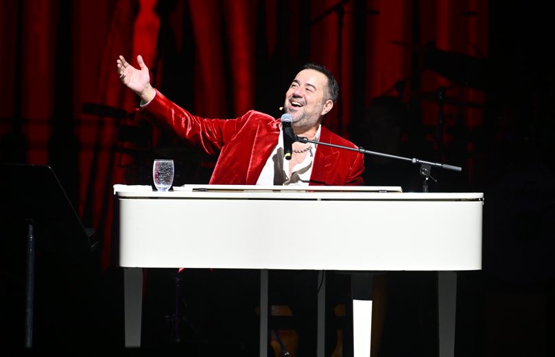 Ata Demirer Gazinosu 2026'ya Muhteşem Başlangıç Yaptı: Kahkaha ve Müziğin Dorukları