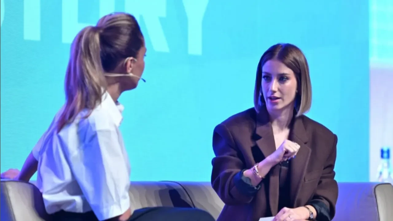 Hazal Kaya'nın Makyajsız Doğal Güzelliği Takipçilerini Büyüledi: Güzellik Merkezinden Yeni Kareler