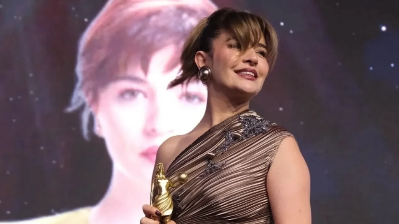 Gonca Vuslateri'den Büyük Dönüşüm: Siyah Saçlarını Sarıya Boyadı, Yeni İmajı Olay Yarattı!