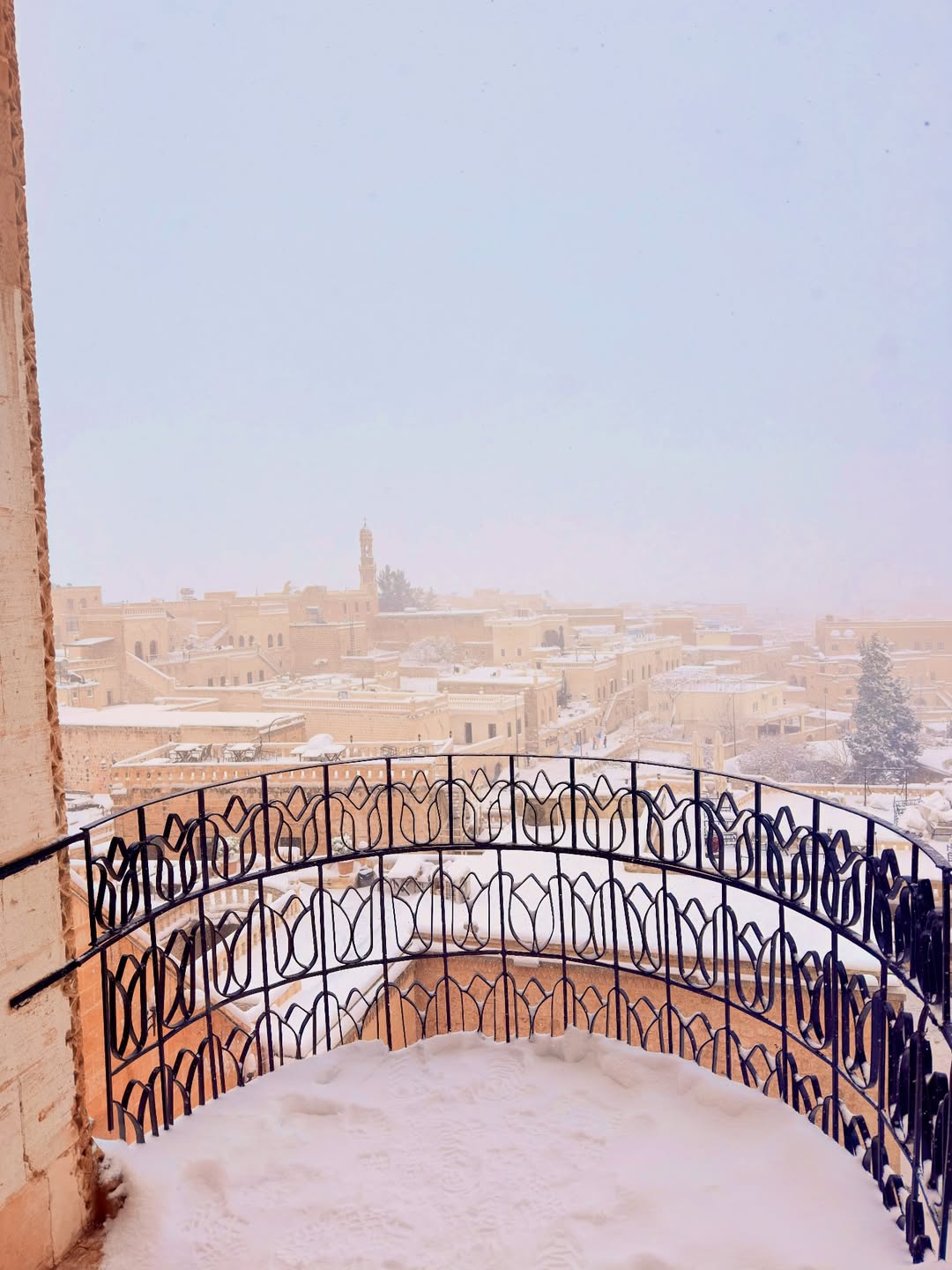 Snow Excitement on the Set of 'Uzak Şehir': Mardin Blanketed in White, Actors Delighted!