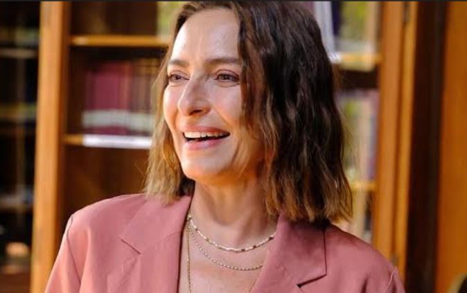 Ayça Bingöl 'Kıskanmak' Dizisiyle Ekranlara Geri Döndü: Nüzhet'in Annesi Rolünde