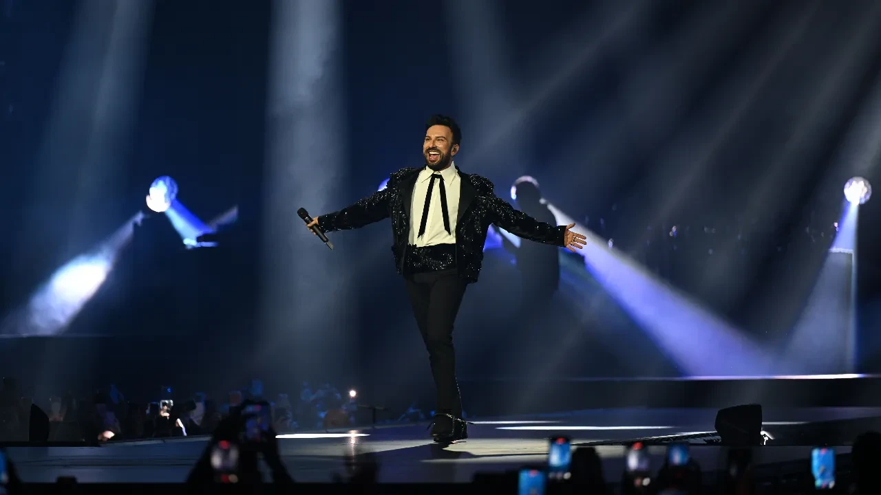 Tarkan İstanbul'a Döndü: 7 Yıl Sonra Sahneden 'Affedin Beni' Dedi
